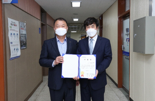 민경준(왼쪽) 포스코케미칼 사장과 이성만 강원대학교 교수가 지난 9일 강원대에서 석좌교수 위촉식을 가졌다. <포스코케미칼 제공>